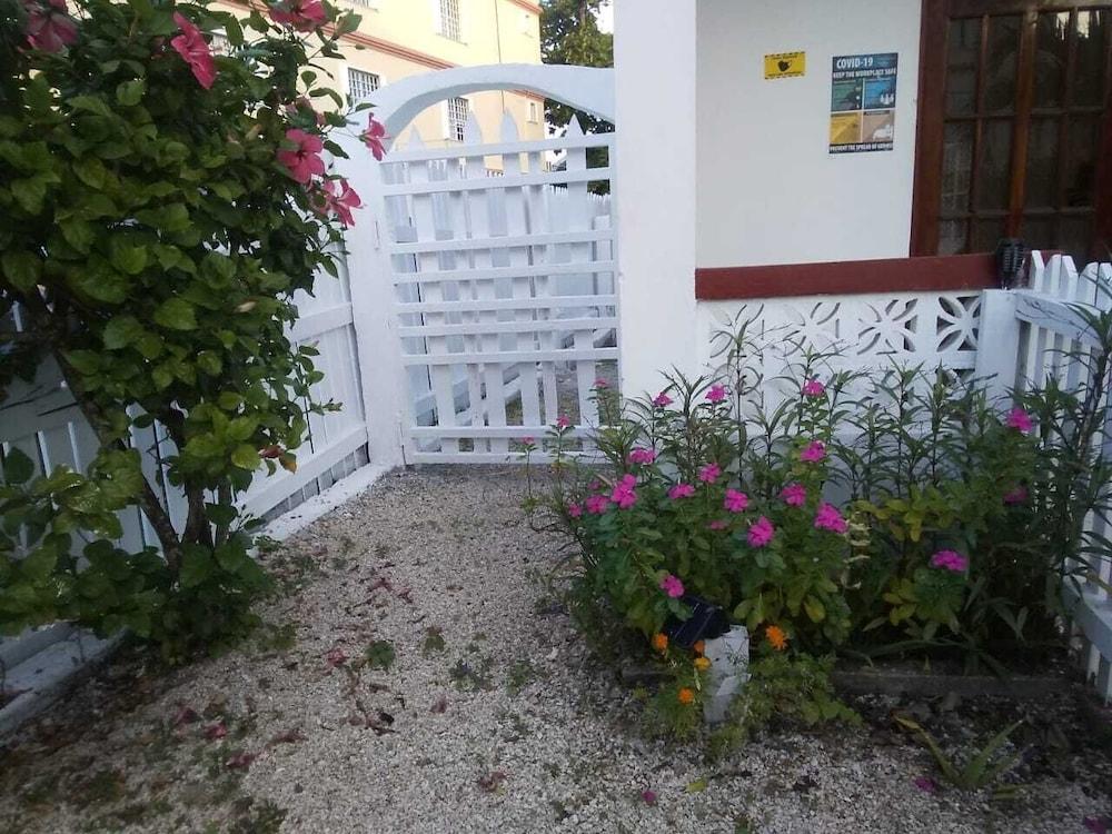 Coningsby Inn Belize City Exterior photo